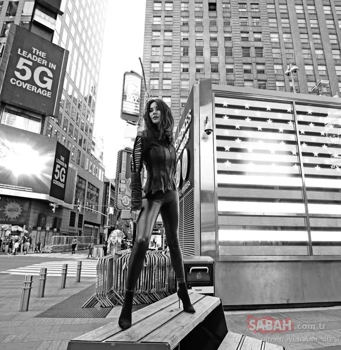 49’luk Defne Samyeli deri pantolonuyla New York sokaklarında şov yaptı! Pozları sosyal medyayı yıktı geçti!