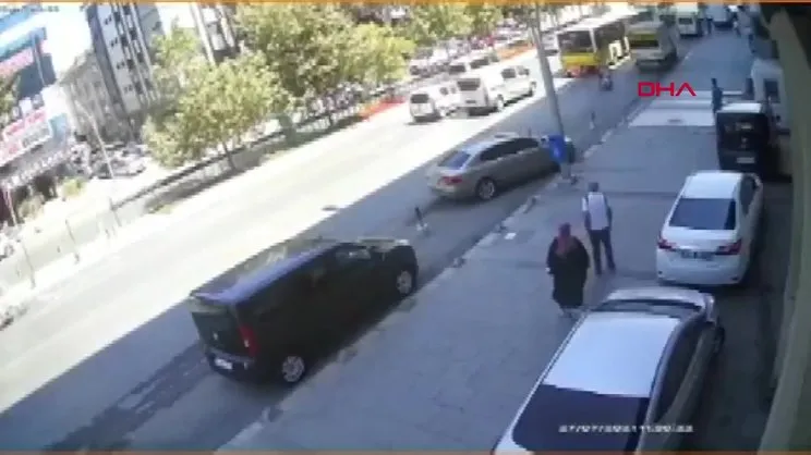 İstanbul Sultangazi'de otobüsün altına giren motokurye ölümden döndü