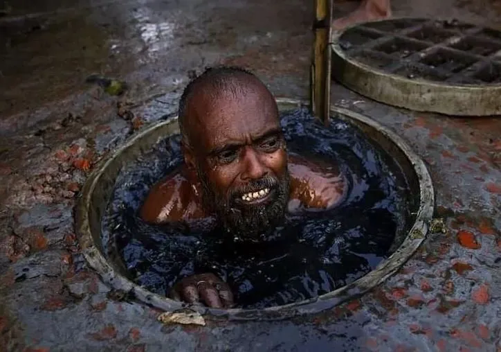 Hayatta kalabilmek için lağıma giriyorlar! Onlarcası mikrop ve hastalık nedeniyle ölüyor