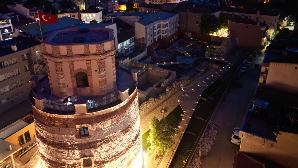 Bakan Ersoy paylaştı: Edirne’nin Tarihi Saat Kulesi yeniden ziyarete açıldı Bakan Ersoy paylaştı: Edirne’nin Tarihi Saat Kulesi yeniden ziyarete açıldı