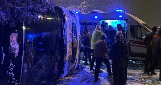Nevşehir’de buzlu yolda devrilen yolcu otobüsündeki 5 kişi yaralandı
