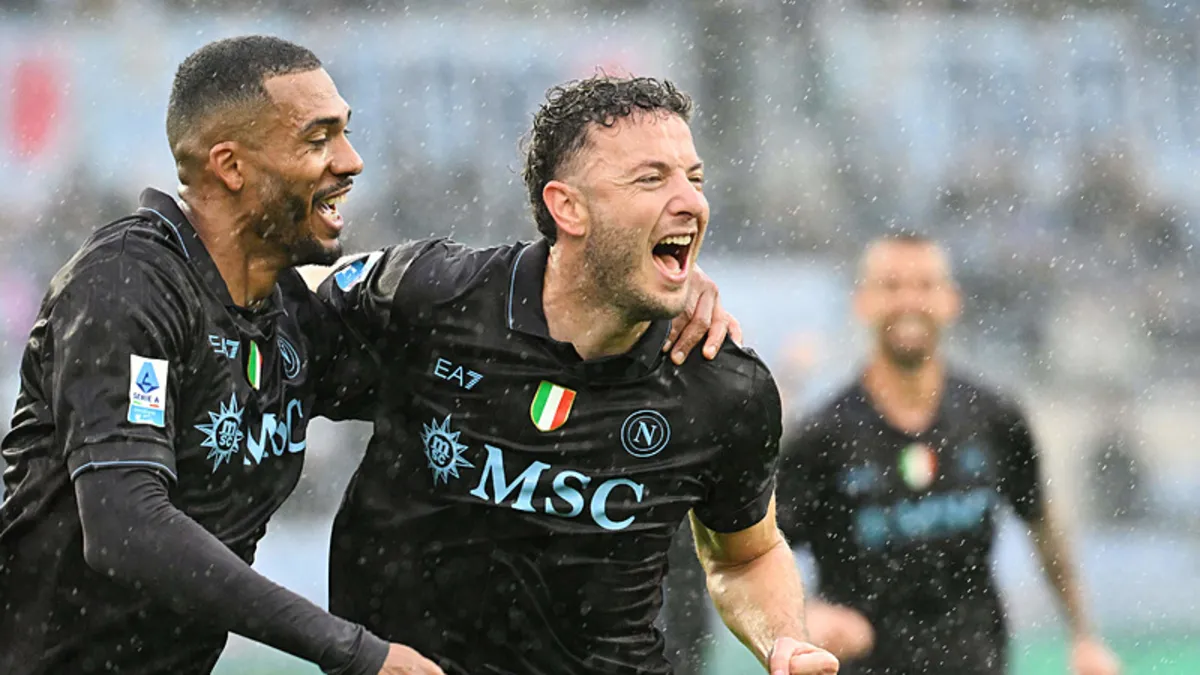 Napoli, Lazio deplasmanında 2 golle galip!