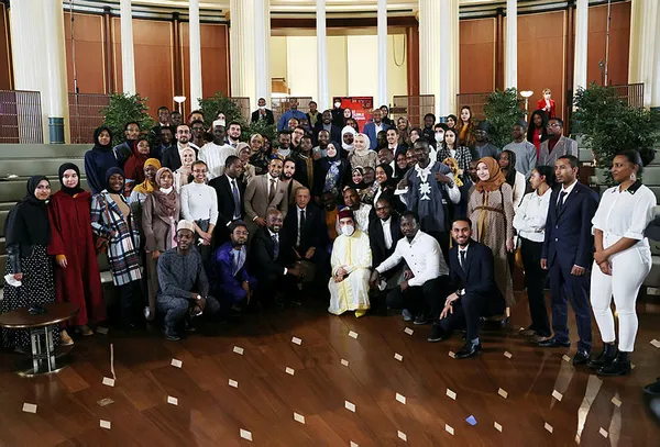 baskan-erdogan-afrikali-genclerle-bulustu-enflasyon-yine-inecek-1639924281329.jpg