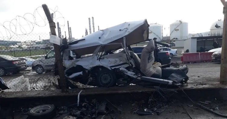 İzmir’de feci kaza:Otomobil ikiye bölündü! Yaralılar var!