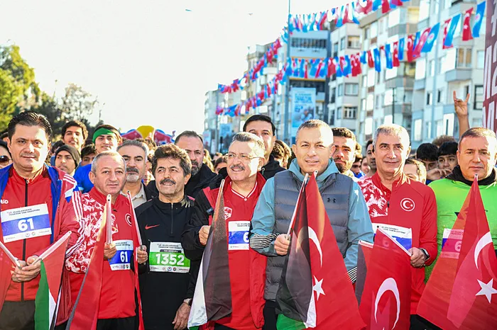 46-uluslararasi-trabzon-yari-maratonu-kosuldu-dunya-barisina-mesaj-vermek-istiyoruz-1771183070549.jpeg