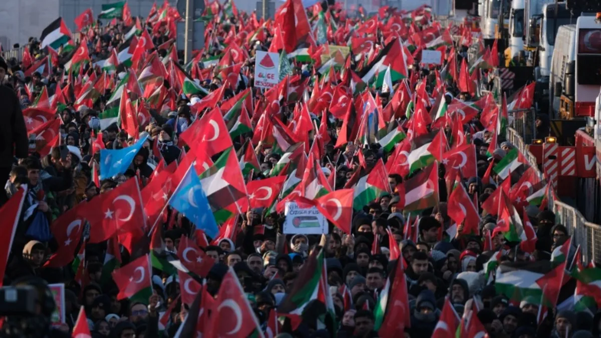 TÜRGEV yılın ilk gününde Galata Köprüsü’nde Filistin için saf tuttu