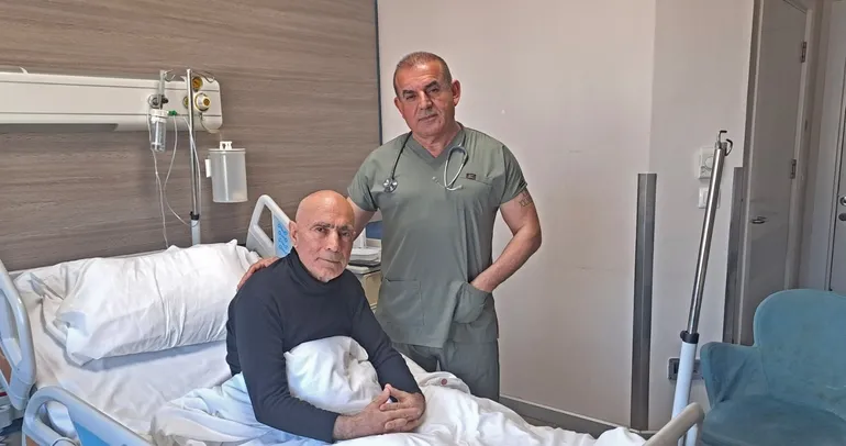 Büyük vefa: Doktor olmasını isteyen öğretmenini 41 yıl sonra ameliyat etti!