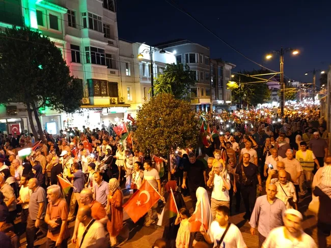 son-dakika-istanbul-gazze-icin-tek-yurek-beyazittan-ayasofyaya-tarihi-yuruyus-1754763044317.jpeg