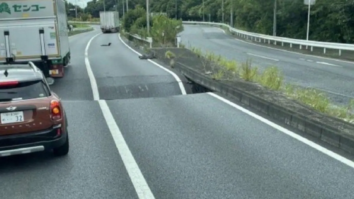 Facianın eşiğinden dönüldü: Japonya’da 4 şeritli otoyol çöktü! Facianın eşiğinden dönüldü: Japonya’da 4 şeritli otoyol çöktü!