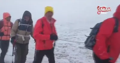 Dağcılar sis ve fırtınada Ağrı Dağı’na tırmandı: Yorulan turist gözyaşlarına boğuldu | Video