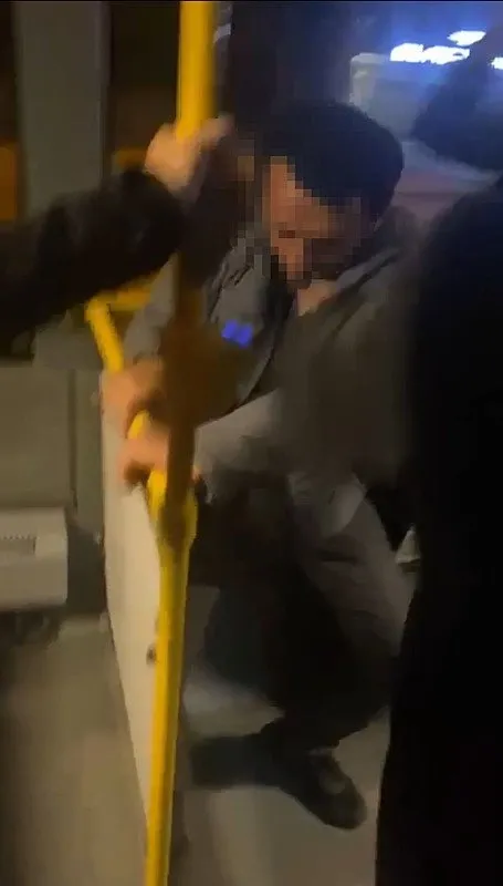 otobus-bekleyen-kadini-taciz-edip-takip-etti-en-sonunda-otobuste-darp-edildi-1728978078867.jpeg