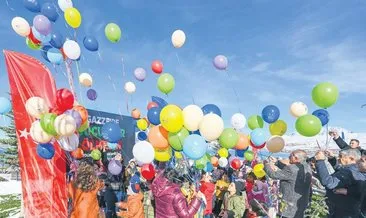 Vanlı çocuklar Gazzeli kardeşleri için balon uçurdu