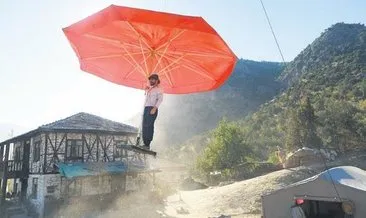 Şemsiye ile uçan adam videosuna gönderme yaptı
