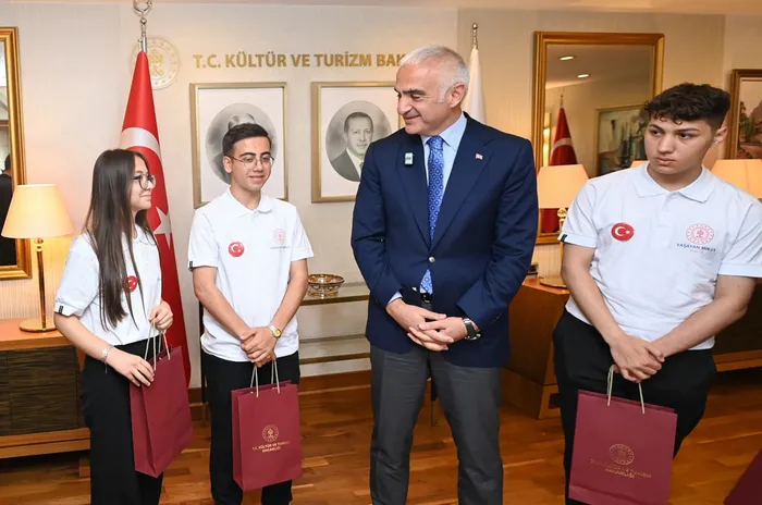 bakan-ersoy-19-mayis-dolayisiyla-genc-sanatcilari-agirladi-1779190744534.jpg