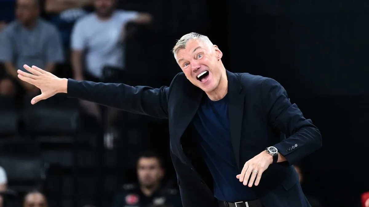 Fenerbahçe Beko basketbol takımının şampiyonluk kupasını kaldırdığı an.