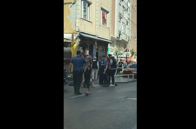 son-dakika-kagithanede-sokak-ortasinda-dehset-avukat-pusuya-dusuruldu-gogsunden-yaralayip-kacmaya-calisirken-1758801104217.jpg SON DAKİKA: Kağıthane'de kanlı pusu! Sokak ortasında avukatı göğsünden yaraladı!