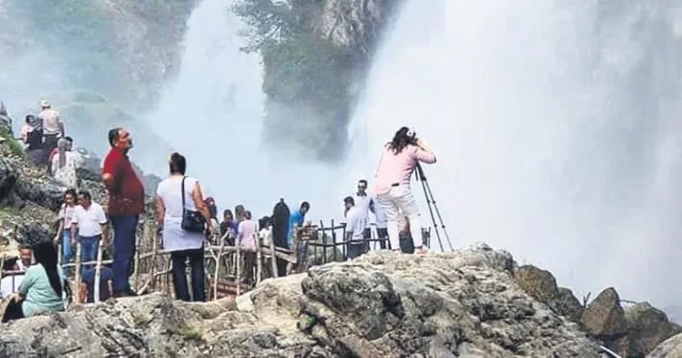 Kapuzbaşı Şelaleleri’ne ziyaretçi akını