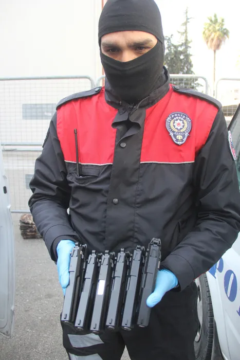 Adana şok operasyon! Ticari araçtan cephanelik çıktı