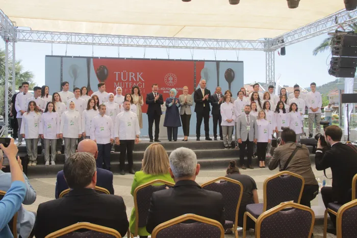 emine-erdogan-unlu-sefler-ile-bir-araya-geldi-yoresel-yemekleri-tanitti-1653145481813.jpg Emine Erdoğan, ünlü şefler ile bir araya geldi: Yöresel yemekleri tanıttı