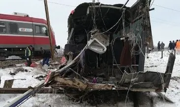 Yolcu treni okul servisine çarptı: 5 ölü, 30 yaralı