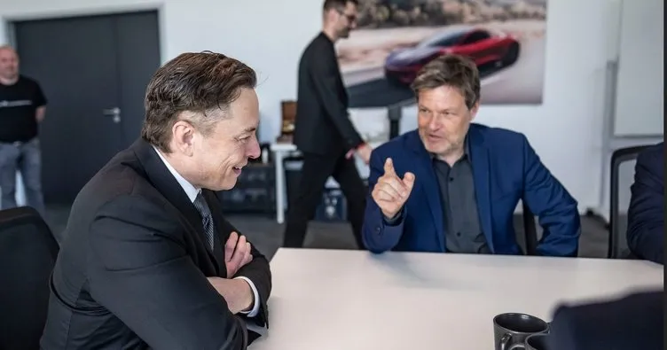 Musk bu kez de Habeck’e ‘aptal’ dedi