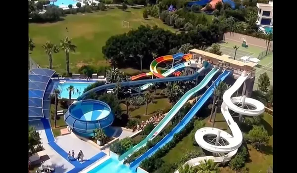antalyada-korkunc-olay-tatil-planlari-kabusa-dondu-once-zehirlendiler-ardindan-tavan-baslarina-yikildi-1787034848270.jpg
