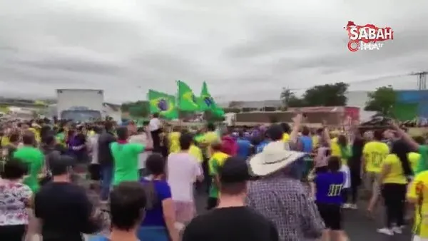 Brezilya'da yol kapatan Bolsonaro destekçilerinin arasına araç daldı | Video