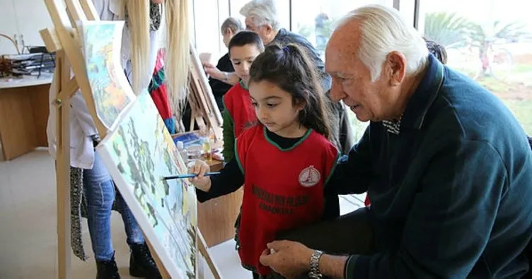 İzmir’de çocuklar, yaşlıları ziyaret etti