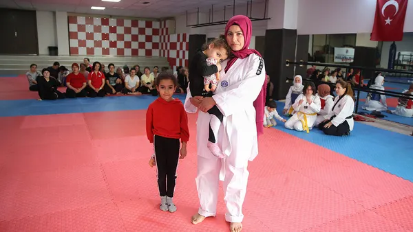 antalyada-savunma-sporu-ogrenen-ev-hanimlari-siddete-karsi-daha-guclu-1645681516239.jpg