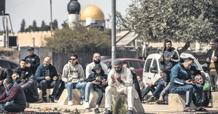 Aksa’da yine cuma kıldırmadılar