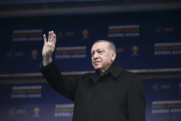 son-dakika-baskan-erdogan-ilk-mitingini-yapti-emperyalistlerin-tetikcisi-bay-bay-kemal-londradan-kac-para-aldi-1681819955699.jpg
