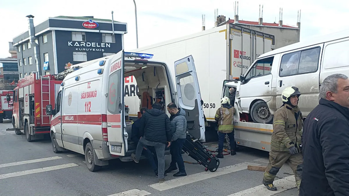 Bağcılar’da çekici kazası: 2 kişi yaralandı Bağcılar’da çekici kazası: 2 kişi yaralandı