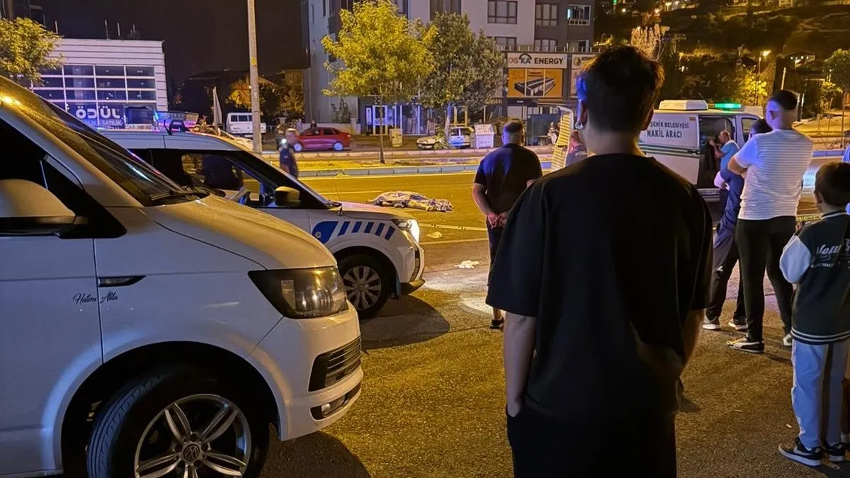 Kamyonetin çarpıp otomobilin ezdiği genç kız hayatını kaybetti