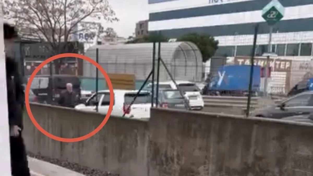 Bursa’da yol ortasında akılalmaz anlar: Yaşlı adam kazaya davetiye çıkardı! Bursa’da yol ortasında akılalmaz anlar: Yaşlı adam kazaya davetiye çıkardı!