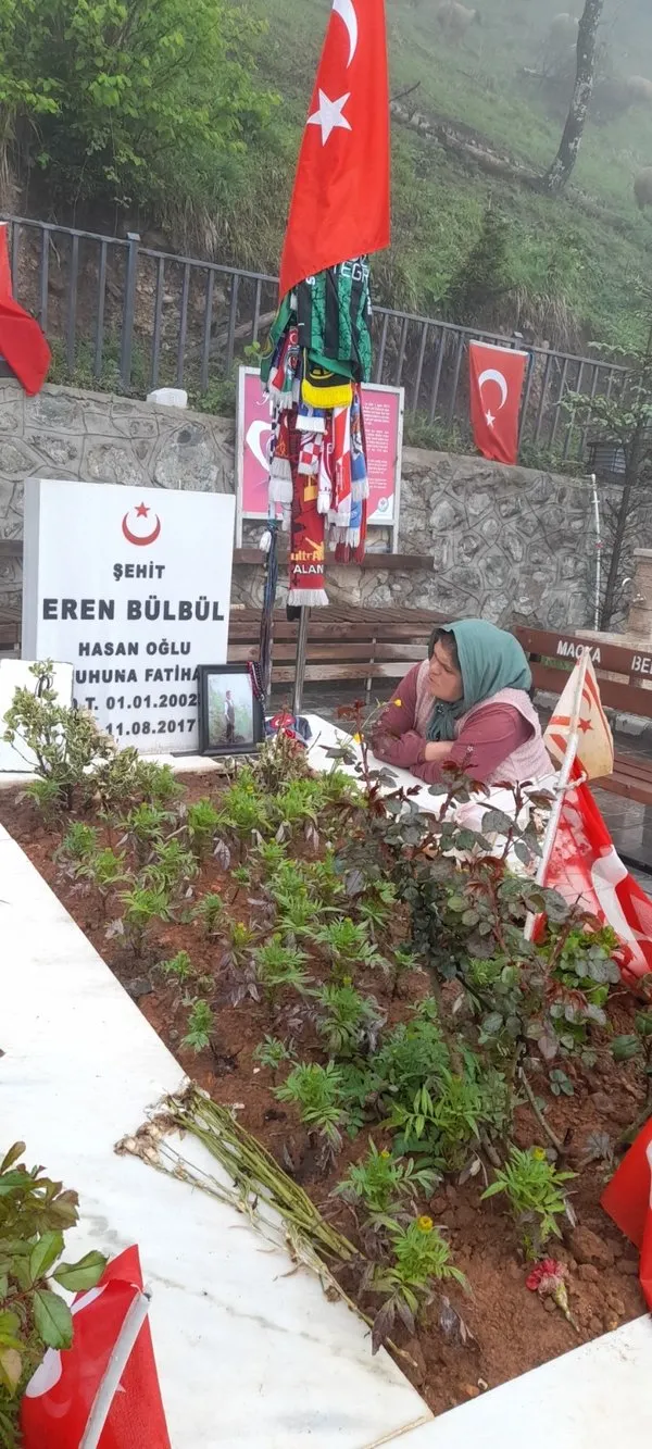 terorsuz-turkiye-hedefinde-pkknin-silah-birakmasina-sehit-erenin-annesinden-destek-anne-ayse-bulbul-artik-anne-1747311540858.jpg