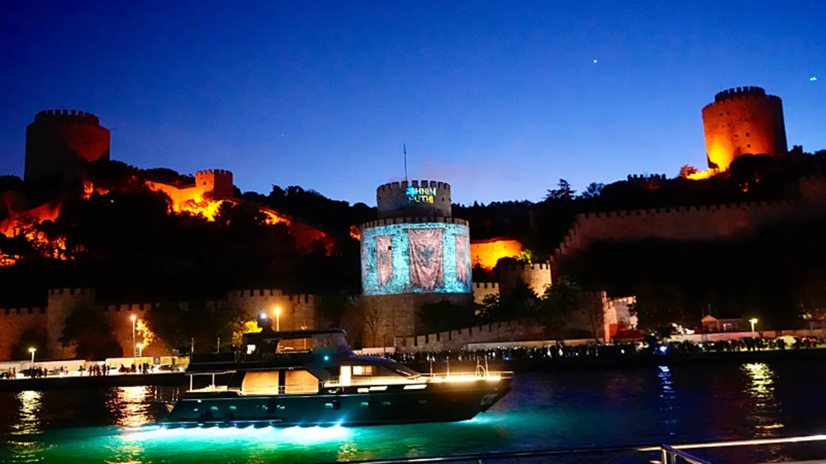İstanbul’un fethinin 573. yıl dönümü coşkuyla kutlandı! Mehteran konserleri, ışıklı haritalama gösterisi ve gemi korteji… İstanbul’un fethinin 573. yıl dönümü coşkuyla kutlandı! Mehteran konserleri, ışıklı haritalama gösterisi ve gemi korteji…