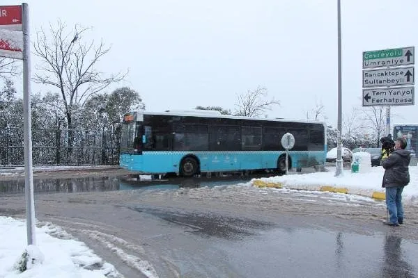 Yolcu dolu özel halk otobüsü işyeri bahçesine uçtu