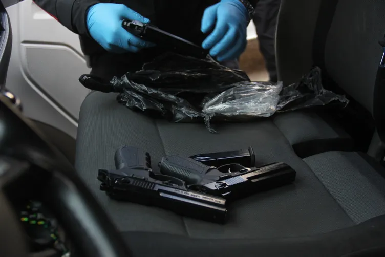 Adana şok operasyon! Ticari araçtan cephanelik çıktı