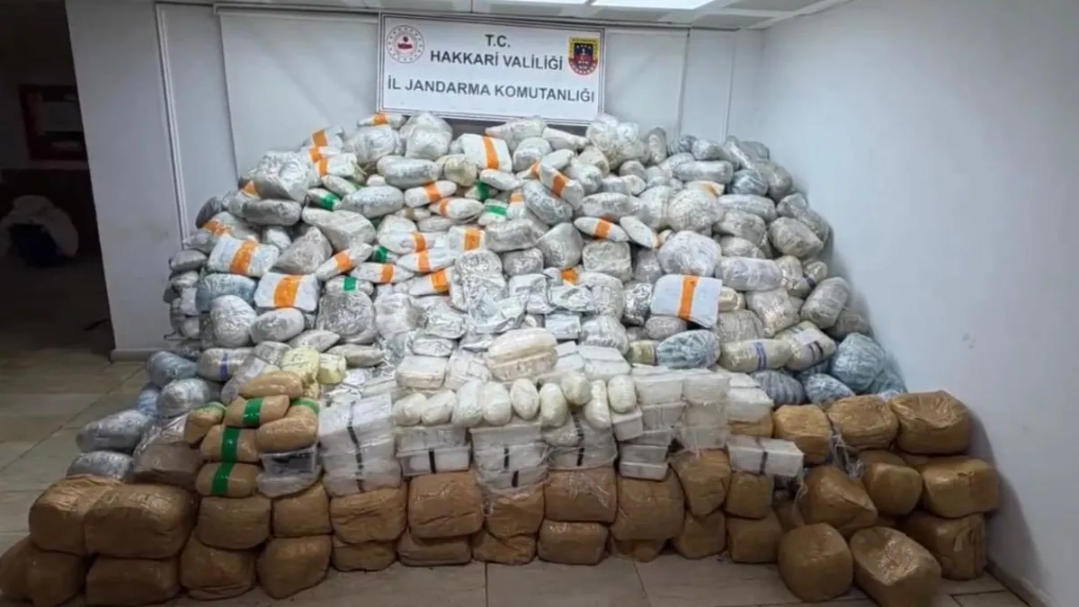 Hakkari’de uyuşturucuya yönelik operasyon: 860 kilogram uyuşturucu ele geçirildi Hakkari’de uyuşturucuya yönelik operasyon: 860 kilogram uyuşturucu ele geçirildi
