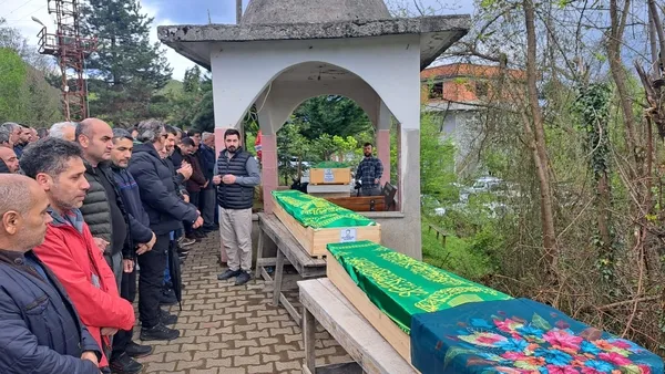 kazada-vefat-eden-ayni-aileden-uc-kisi-topraga-verildi-1743941648959.jpg