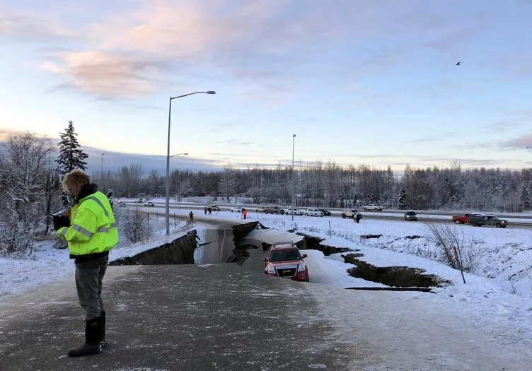 ABD’de deprem, yollar çöktü