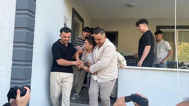bayramda-yarim-asirlik-gelenek-sabah-uyanmadi-iste-boyle-uyandiriyorlar-1749195012411.jpeg Bayram'da yarım asırlık gelenek! Sabah uyanmayanları öyle bir şekilde uyandırıyorlar ki...