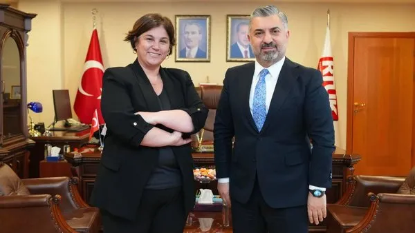 son-dakika-rtuk-baskani-gazeteci-ipek-ozbey-ile-fotografi-hakkinda-ilk-kez-konustu-bir-grup-elit-1744967648774.jpg