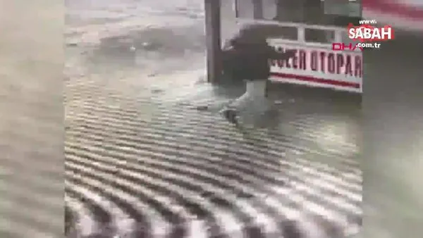 Bursa'da buzlu yolda düşen babanın kucağındaki kızını kurtardığı anlar kamerada | Video