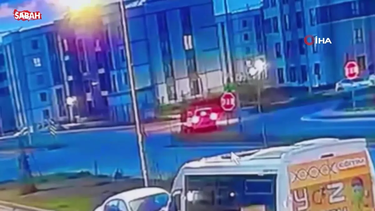 Diyarbakır’da motosikletli, otomobile çarptı: Sürücünün metrelerce fırladığı anlar kamerada | Video videosunu izle Diyarbakır’da motosikletli, otomobile çarptı: Sürücünün metrelerce fırladığı anlar kamerada | Video videosunu izle