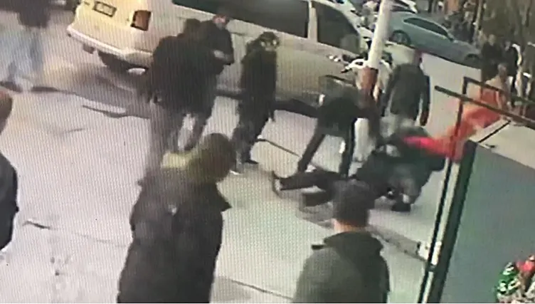 Sevgilisinin boğazına bıçak dayayan adamı sırtından vurdu: O korku dolu anların görüntüleri ortaya çıktı!