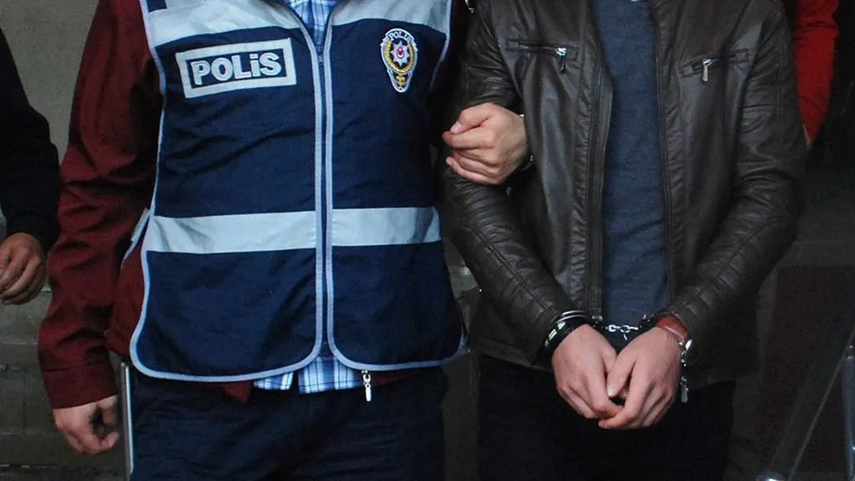 13 yılla aranıyordu: Evinde saklanırken kıskıvrak yakalandı! 13 yılla aranıyordu: Evinde saklanırken kıskıvrak yakalandı!