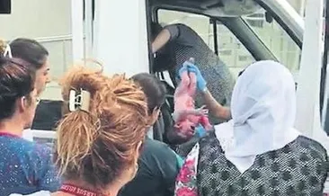 Hastane önünde araçta doğum yaptı