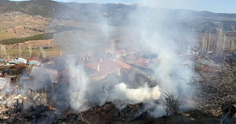 2 ev, ahır ve tarım aletleri küle döndü
