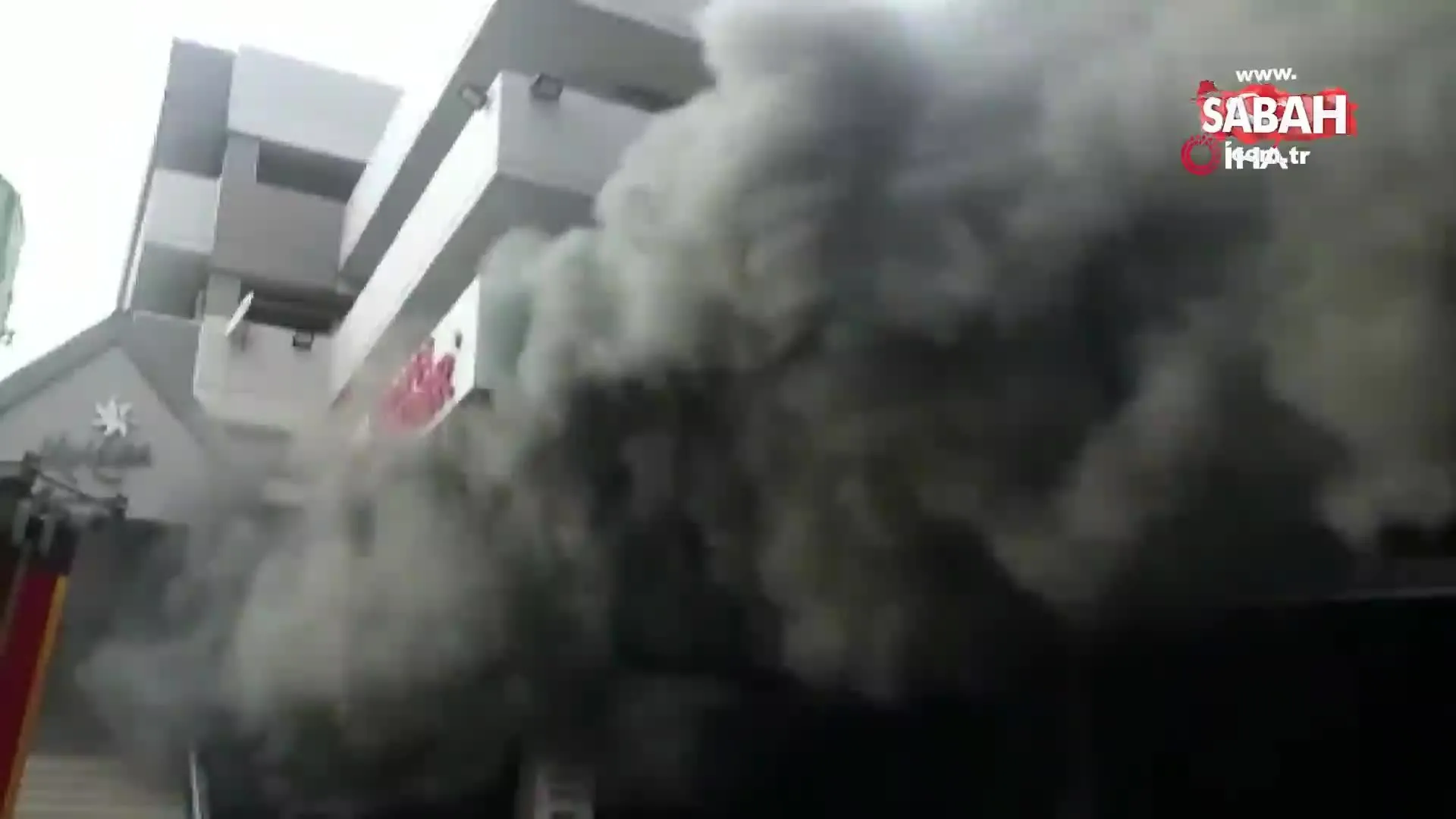 bursa da avm de korkutan yangin video